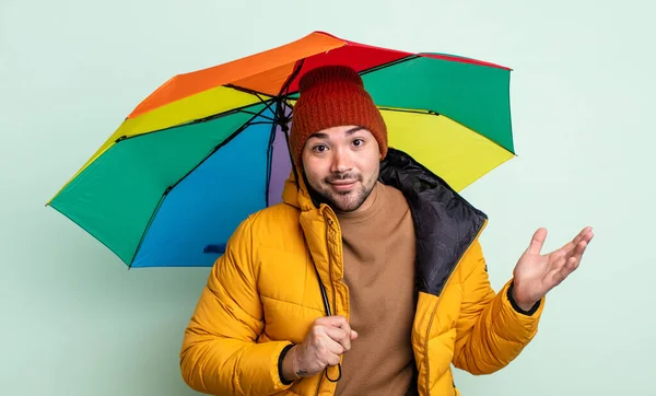Genç Yakışıklı Adam Şaşkın Şaşkın Şüpheci Hissediyor Yağmur Şemsiye Kavramı — Stok fotoğraf