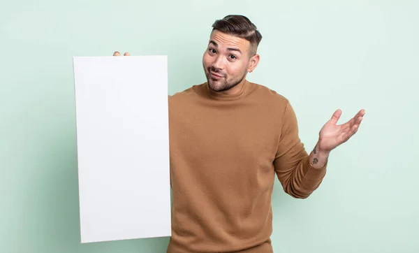 Joven Hombre Guapo Sintiéndose Desconcertado Confundido Dudando Concepto Lienzo Vacío — Foto de Stock