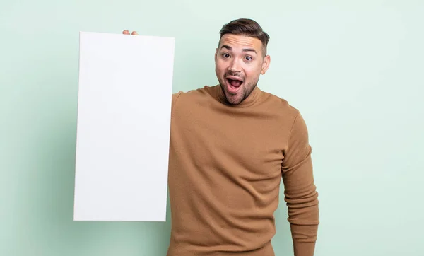 Ung Stilig Man Ser Mycket Chockad Eller Förvånad Tom Duk — Stockfoto