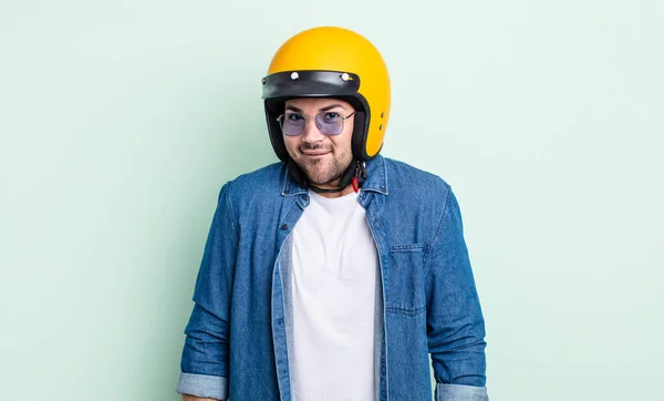 年轻英俊的男子看上去困惑而困惑 摩托车头盔概念 — 图库照片