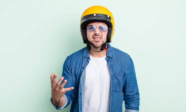 Genç Yakışıklı Bir Adam Sinirli Sinirli Sinirli Görünüyor Motosiklet Kaskı — Stok fotoğraf