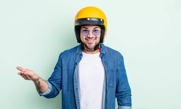 年轻英俊的男人感到快乐 惊讶地发现了一个解决方案或主意 摩托车头盔概念 — 图库照片