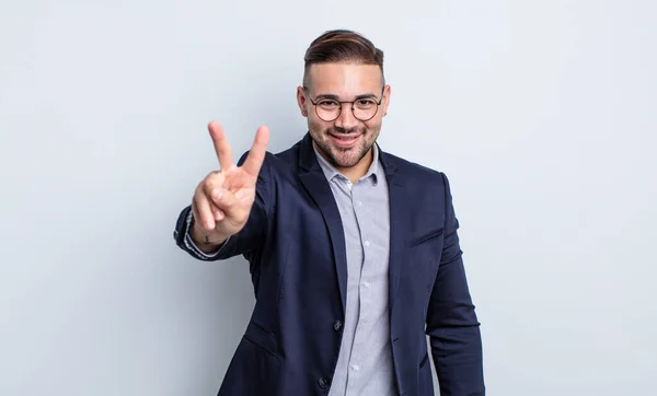 Junger Gutaussehender Mann Lächelt Und Sieht Glücklich Aus Gestikuliert Sieg — Stockfoto