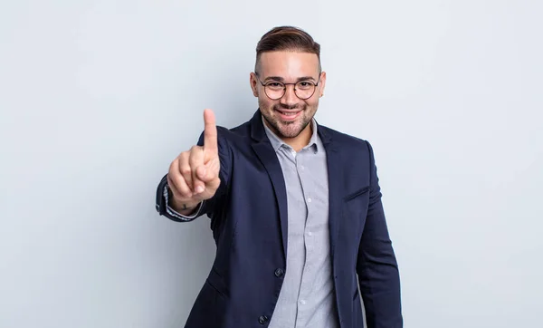 Der Junge Gut Aussehende Mann Lächelt Und Sieht Freundlich Aus — Stockfoto