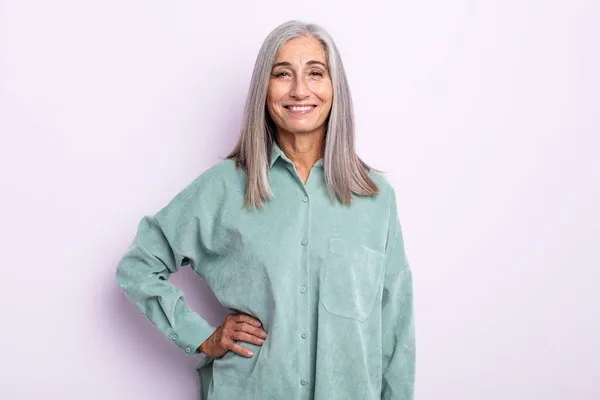 Mulher Cabelo Grisalho Meia Idade Sorrindo Feliz Com Uma Mão — Fotografia de Stock