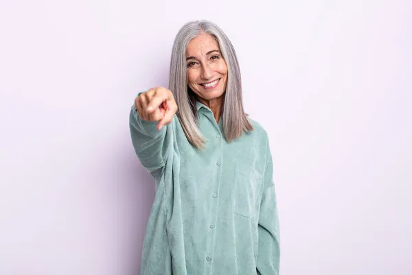 Mulher Cabelo Grisalho Meia Idade Apontando Para Câmera Com Sorriso — Fotografia de Stock