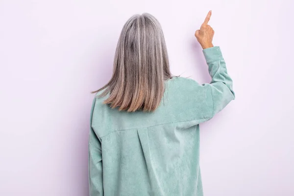 Μέση Ηλικία Γκρίζα Μαλλιά Γυναίκα Στέκεται Και Δείχνει Προς Αντικείμενο — Φωτογραφία Αρχείου