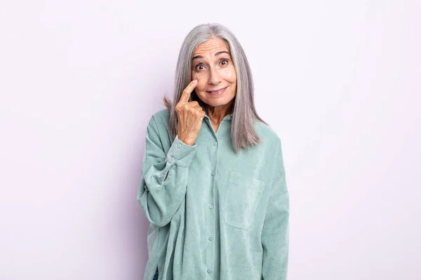 Mujer Pelo Gris Mediana Edad Vigilándote Confiando Vigilándote Manteniéndote Alerta — Foto de Stock