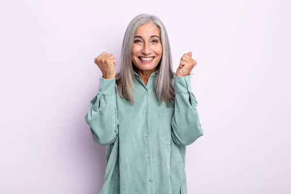 Mujer Pelo Gris Mediana Edad Sintiéndose Conmocionada Emocionada Feliz Riendo — Foto de Stock
