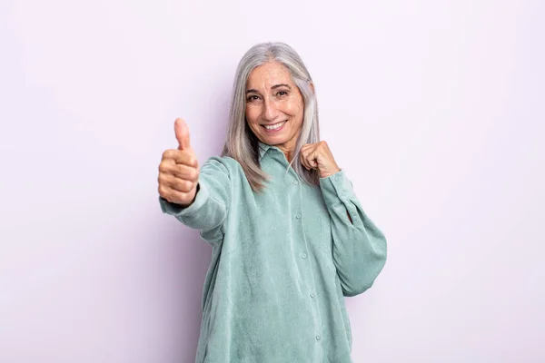 Mujer Pelo Gris Mediana Edad Sintiéndose Orgullosa Despreocupada Segura Feliz — Foto de Stock