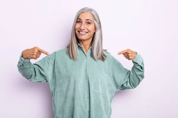 Mulher Cabelo Grisalho Meia Idade Olhando Orgulhoso Arrogante Feliz Surpreso — Fotografia de Stock