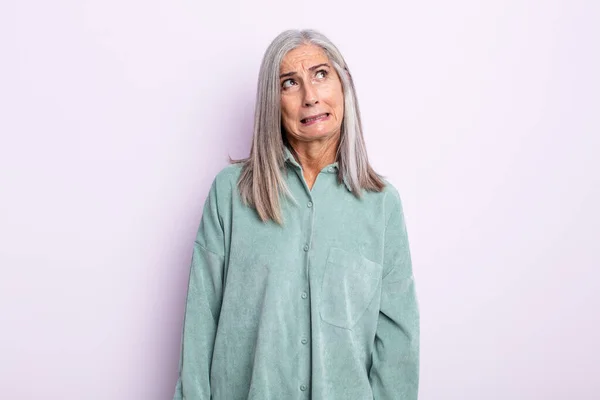 Mujer Mediana Edad Pelo Gris Buscando Preocupado Estresado Ansioso Asustado —  Fotos de Stock