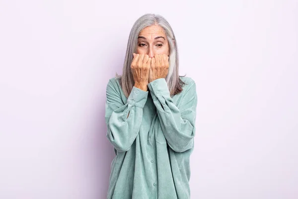 Średni Wiek Siwe Włosy Kobieta Patrząc Zmartwiony Zaniepokojony Zestresowany Przestraszony — Zdjęcie stockowe