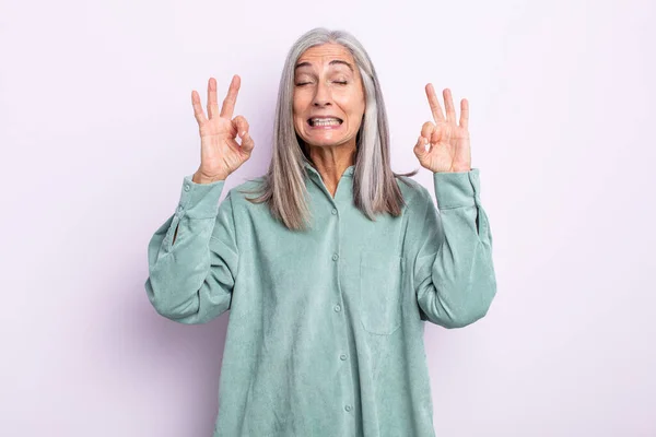 Mujer Pelo Gris Mediana Edad Que Mira Concentrada Meditando Sintiéndose —  Fotos de Stock