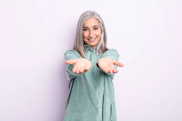 Mujer Pelo Gris Mediana Edad Sonriendo Felizmente Con Mirada Amistosa —  Fotos de Stock