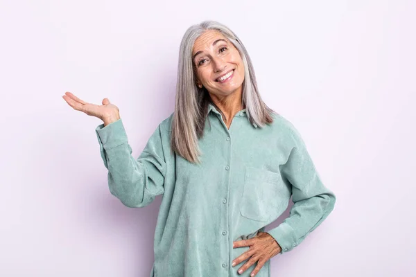 Mujer Pelo Gris Mediana Edad Sonriendo Sintiéndose Segura Exitosa Feliz — Foto de Stock