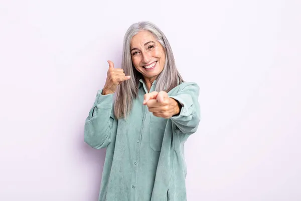 Orta Yaşlı Beyaz Saçlı Kadın Neşeli Bir Şekilde Gülümsüyor Kamerayı — Stok fotoğraf