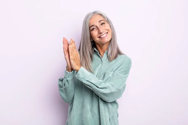 Mujer Pelo Gris Mediana Edad Sintiéndose Feliz Exitosa Sonriendo Aplaudiendo — Foto de Stock