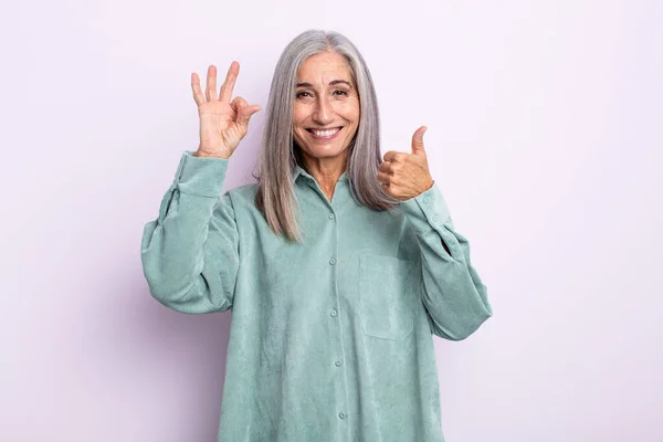 Середнього Віку Сіре Волосся Жінка Відчуває Себе Щасливою Здивованою Задоволеною — стокове фото