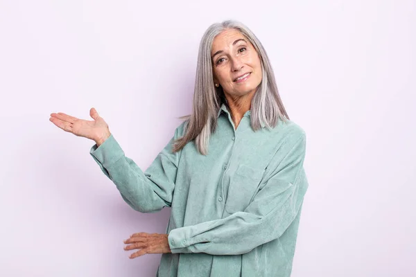 Orta Yaşlı Beyaz Saçlı Kadın Neşeli Bir Şekilde Gülümsüyor Mutlu — Stok fotoğraf