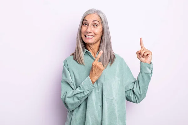 Frau Mittleren Alters Mit Grauem Haar Lächelt Glücklich Und Zeigt — Stockfoto