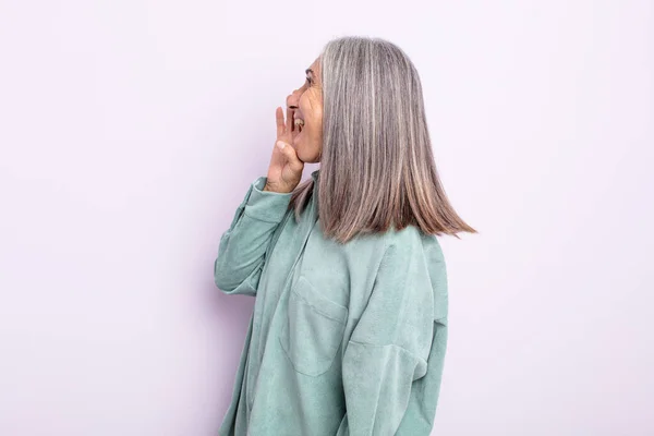 Middelbare Leeftijd Grijs Haar Vrouw Profiel Bekijken Zoek Gelukkig Opgewonden — Stockfoto