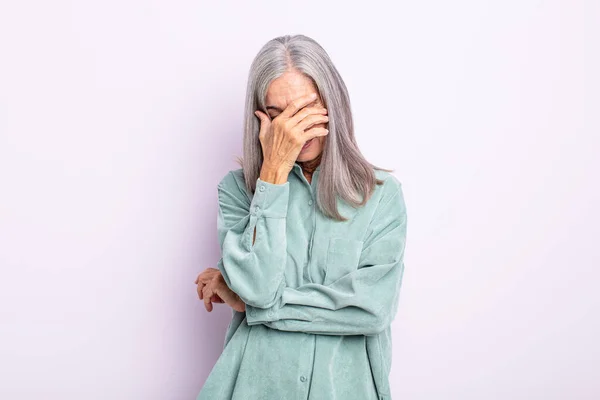 Orta Yaşlı Gri Saçlı Kadın Stresli Utanmış Üzgün Görünüyor Baş — Stok fotoğraf