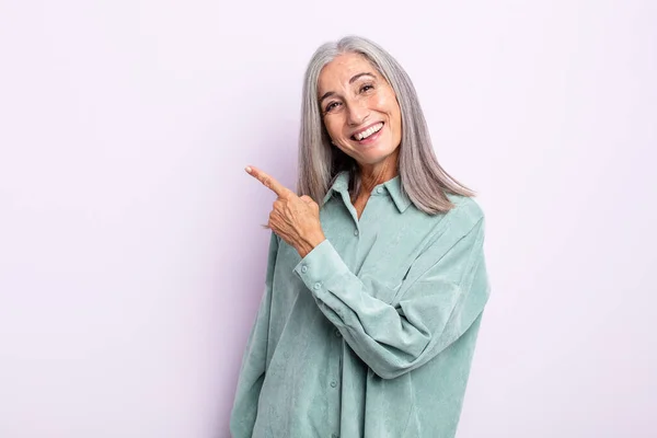 Mulher Cabelo Grisalho Meia Idade Olhando Animado Surpreso Apontando Para — Fotografia de Stock