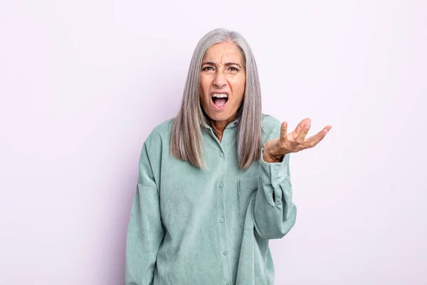 Frau Mittleren Alters Mit Grauem Haar Sieht Wütend Genervt Und — Stockfoto