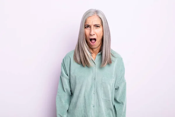 Mezza Età Capelli Grigi Donna Guardando Scioccato Arrabbiato Infastidito Deluso — Foto Stock