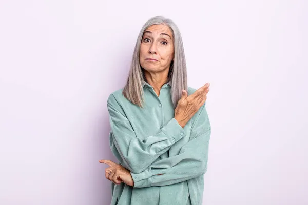Mujer Pelo Gris Mediana Edad Sintiéndose Confundida Despistada Preguntándose Acerca —  Fotos de Stock