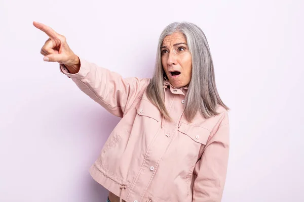 Middelbare Leeftijd Grijze Haar Vrouw Voelt Zich Geschokt Verrast Wijzen — Stockfoto