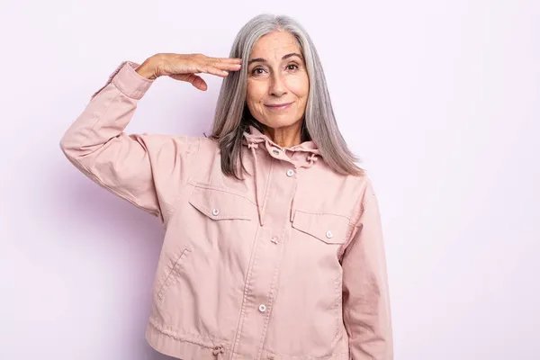 Mujer Pelo Gris Mediana Edad Saludando Cámara Con Saludo Militar —  Fotos de Stock