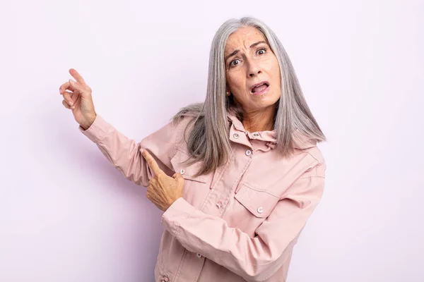 Mujer Pelo Gris Mediana Edad Sintiéndose Sorprendida Sorprendida Apuntando Copiar —  Fotos de Stock