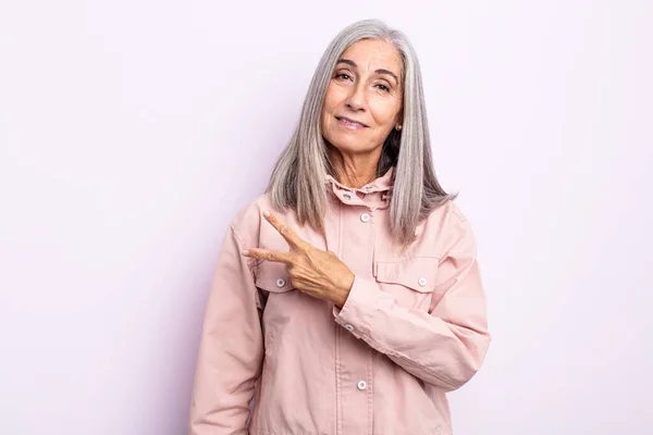 Mujer Pelo Gris Mediana Edad Sintiéndose Feliz Positiva Exitosa Con —  Fotos de Stock