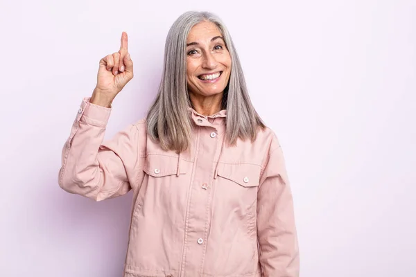 アイデアを実現した後に幸せと興奮の天才のように感じる中年白髪の女性 陽気に指を上げる ユーレカ — ストック写真