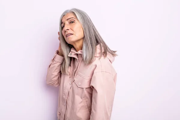 Średni Wiek Siwe Włosy Kobieta Wygląda Poważnie Ciekawe Słuchanie Próbuje — Zdjęcie stockowe
