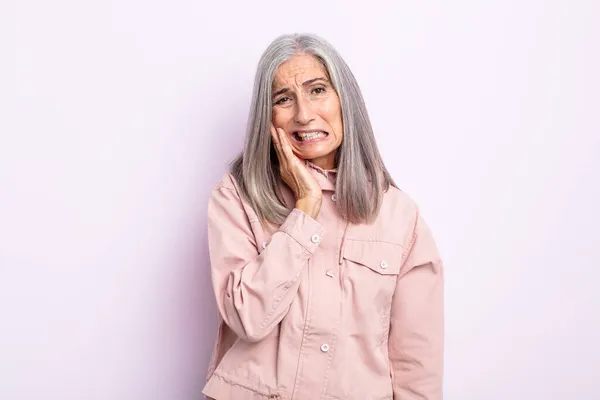 Średnim Wieku Siwe Włosy Kobieta Trzyma Policzek Cierpi Ból Zęba — Zdjęcie stockowe