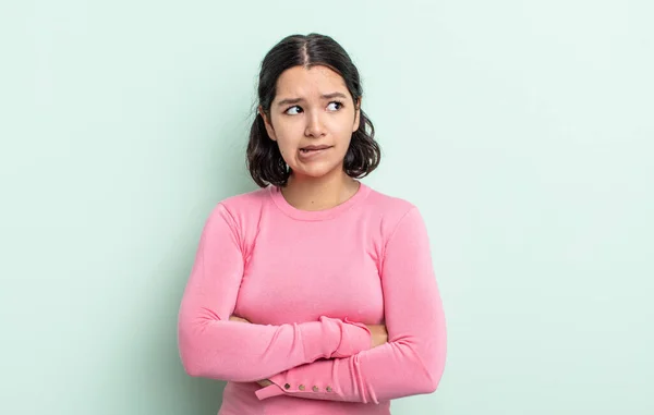 Jolie Adolescente Femme Doutant Pensant Mordant Lèvre Sentant Mal Aise — Photo