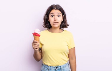 Şaşkın ve kafası karışmış güzel bir genç kadın. dondurma konsepti