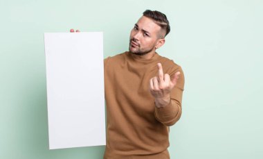 Genç ve yakışıklı bir adam sinirli, sinirli, asi ve agresif hissediyor. boş tuval kavramı