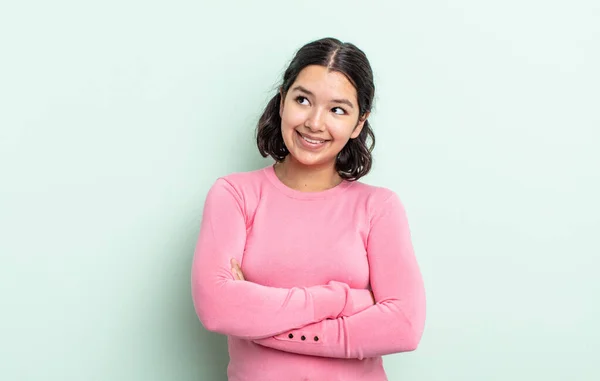 Bonita Mujer Adolescente Sintiéndose Feliz Orgullosa Esperanzada Preguntándose Pensando Mirando — Foto de Stock