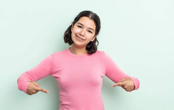 Bonita Adolescente Mulher Olhando Orgulhoso Arrogante Feliz Surpreso Satisfeito Apontando — Fotografia de Stock