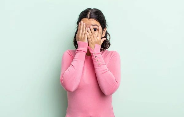 Hezká Dospívající Žena Zakrývající Obličej Rukama Koukající Mezi Prsty Překvapeným — Stock fotografie
