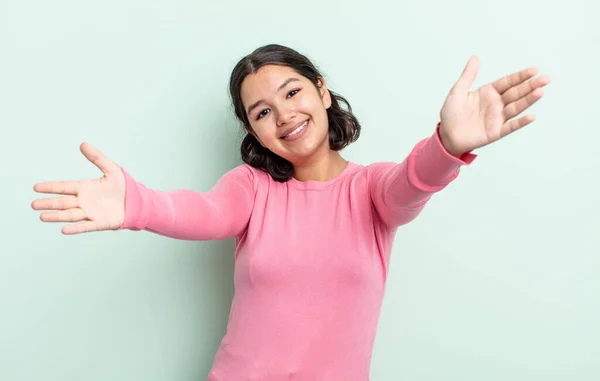 Mooie Tiener Vrouw Glimlachen Vrolijk Het Geven Van Een Warme — Stockfoto