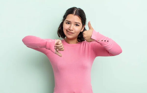 Bella Adolescente Donna Sente Confuso Incerto Insicuro Ponderando Bene Male — Foto Stock