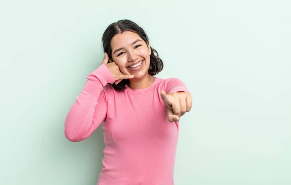 Bastante Adolescente Mujer Sonriendo Alegremente Apuntando Cámara Mientras Hace Una — Foto de Stock