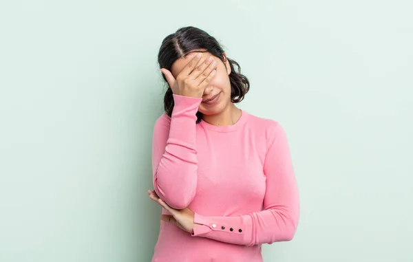 Bella Ragazza Dall Aspetto Stressato Vergognoso Sconvolto Con Mal Testa — Foto Stock