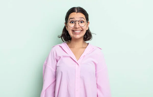 Bastante Adolescente Mujer Buscando Feliz Tonta Con Amplio Divertido Sonrisa — Foto de Stock