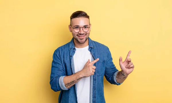 Junger Gutaussehender Mann Lächelt Glücklich Und Zeigt Mit Beiden Händen — Stockfoto